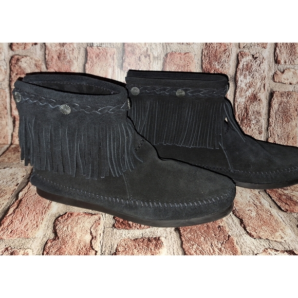 Minnetonka | High Top Back-Zip Black Fringe Moccasin Boots - Missing Insoles - Picture 13 of 16